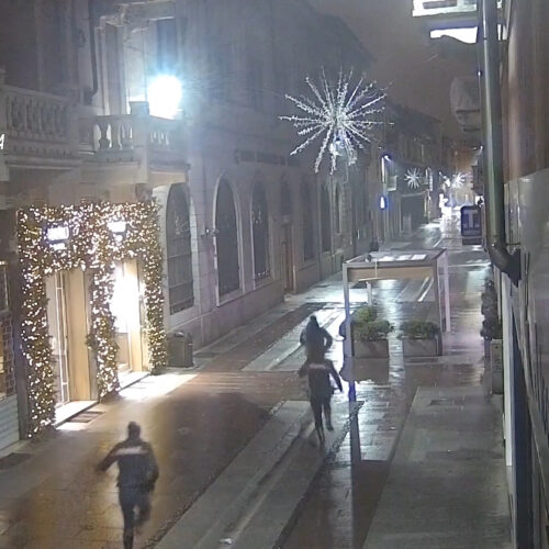 Rapina una donna di notte in piazza Marconi: inseguito e arrestato
