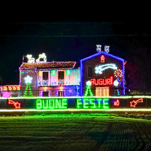 Voghera, la casa dalle luci da record torna a illuminare la città