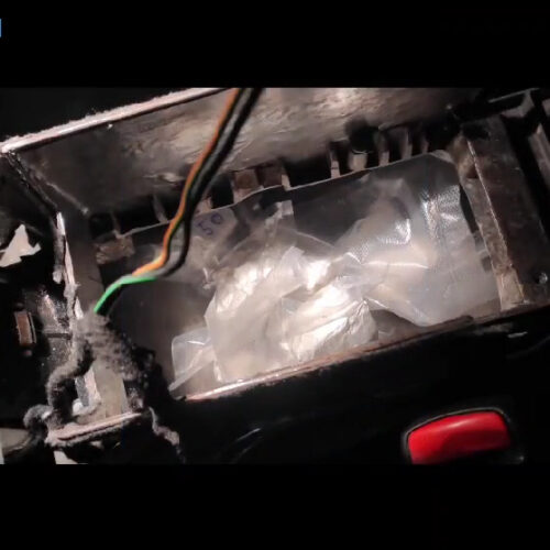 Mezzo chilo di cocaina nascosto sotto al bracciolo dell’auto: l’operazione antidroga della Squadra Mobile