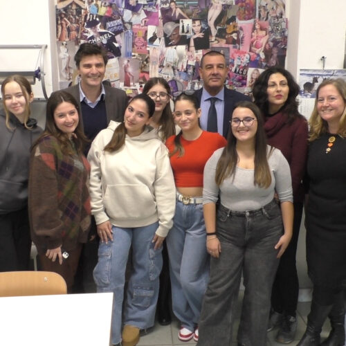 L’attore Lorenzo Flaherty all’Istituto Fermi: il suo abito di scena realizzato dalle ragazze del corso Moda