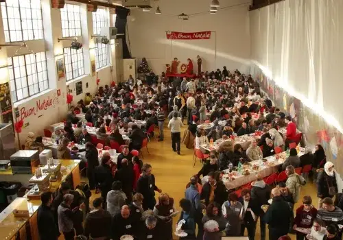 Un pranzo e un dono anche per chi è in difficoltà. Alla Casa di Quartiere il Natale della solidarietà