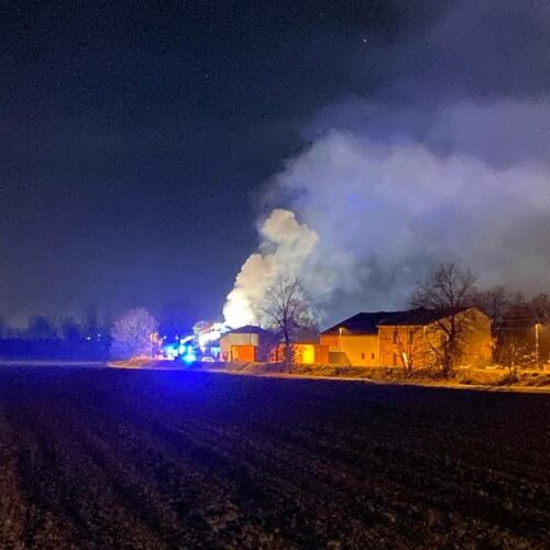 Incendio di un tetto in via della Chiatta ad Alessandria: prosegue l’intervento dei Vigili del Fuoco