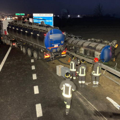 Autocisterna fuori strada sull’A1, ferito il conducente