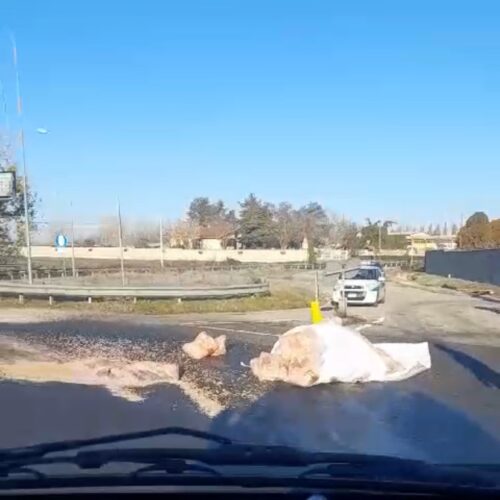 Mezzo perde carico alla rotonda per il Presidio Borsalino: traffico rallentato