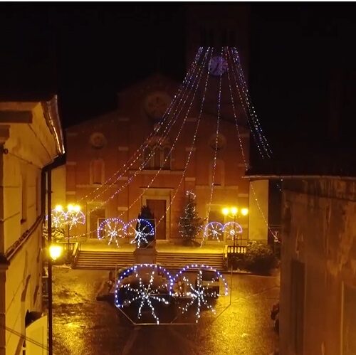 Suggestive luci fanno brillare la facciata della parrocchia e accendono lo spirito natalizio a Bosco Marengo