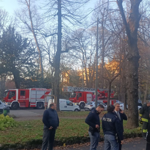 Milano: scoppia una cabina elettrica sotto il palazzo della Confcommercio, evacuate 200 persone