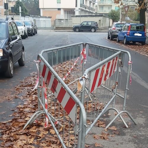 Transenne “in mezzo alla strada” in via Giuseppe di Vittorio. Cittadino chiede un intervento: “Così non si passa”