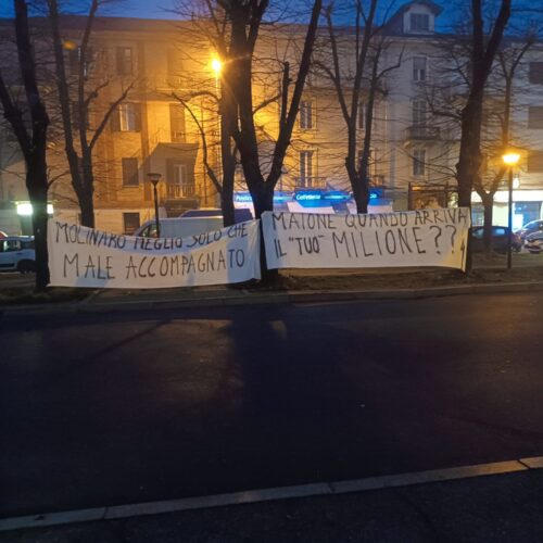 Striscioni contro la società davanti allo stadio Moccagatta