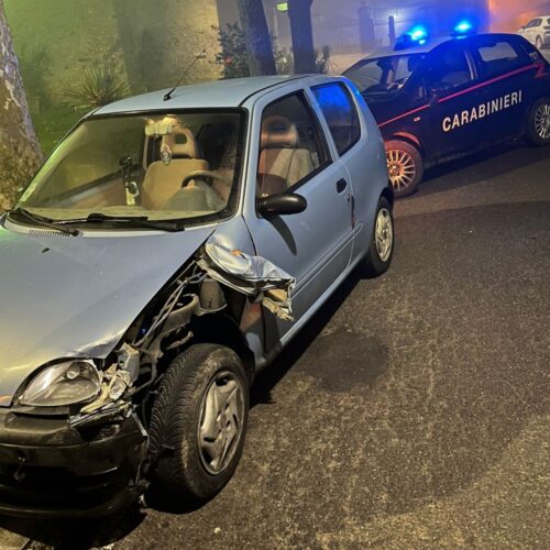 Invade la corsia opposta e provoca incidente