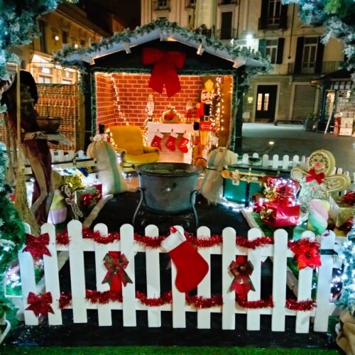 In piazzetta della Lega ad Alessandria ecco la casa della Befana