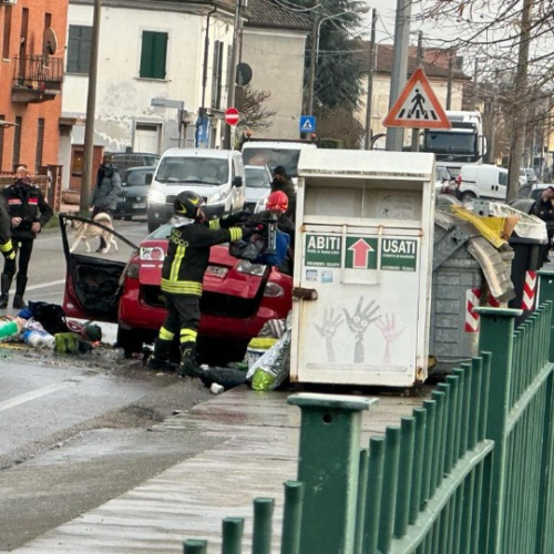 A fuoco una vettura a Spinetta. Sul posto Vigili del Fuoco e Carabinieri