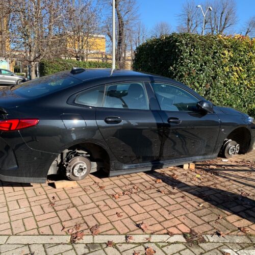 Auto derubate degli pneumatici: cittadini preoccupati