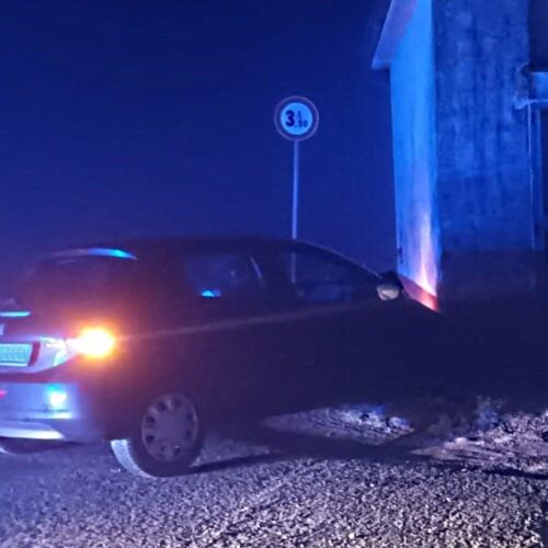 Per la nebbia finisce contro una cappella votiva: soccorsa dai Carabinieri