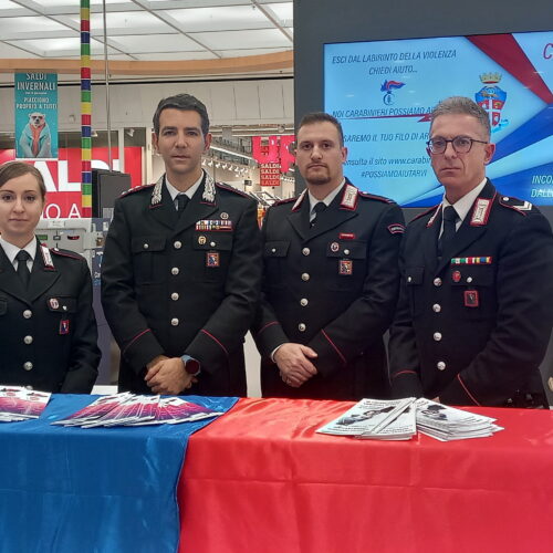 Uno stand nel centro commerciale di Casale per diffondere la cultura della “non violenza”