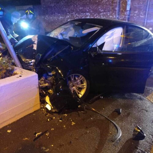Auto contro pali segnaletici in corso Borsalino ad Alessandria