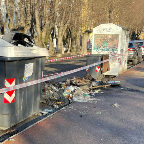 Altri cassonetti distrutti dalle fiamme: è successo nel quartiere Pista