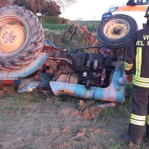 Trattore si ribalta nei campi a Silvano Pietra. Ferito giovane agricoltore