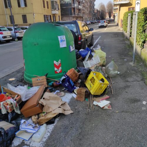 Svuotano la cantina in mezzo alla strada: scoperti e multati