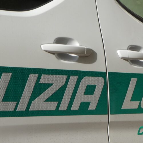 Danneggia due auto in centro a Casale e scappa: denunciato dalla Polizia Locale per guida in stato di ebbrezza