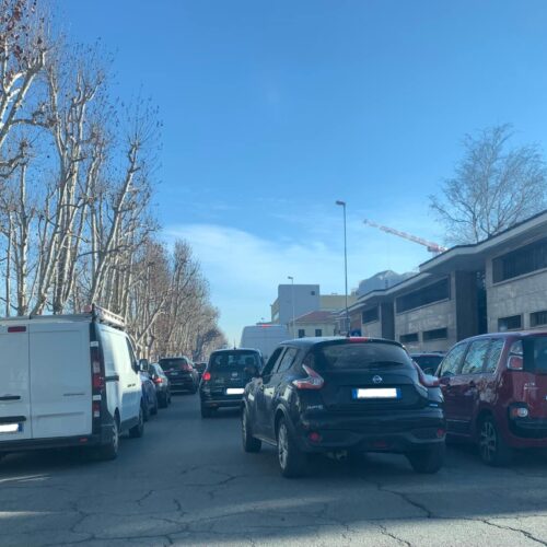 Sosta in doppia fila davanti alle scuole, il problema è sempre più grande ma per gli automobilisti “servono più posti”