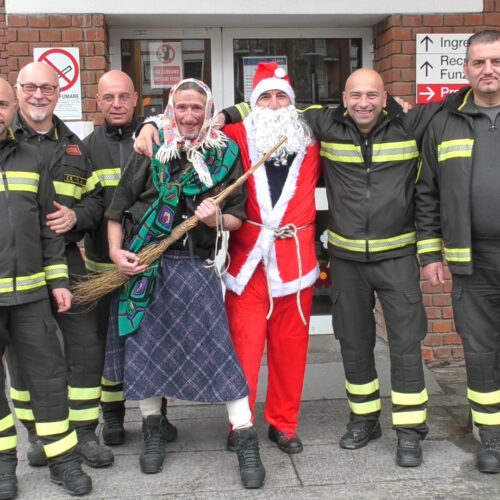 Volteggia con la sua scopa, poi dona regali e sorrisi: la Befana dei Vigili del Fuoco all’Ospedale Infantile