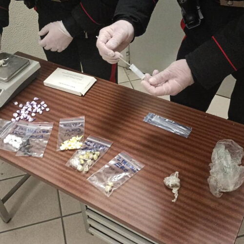Portava la droga in auto vicino alle case dei clienti: un arresto a Castelnuovo Scrivia