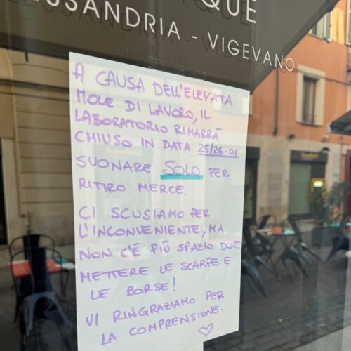 “Chiudiamo per il troppo lavoro”: quando il piccolo commercio ha successo e fa le scarpe a tutti