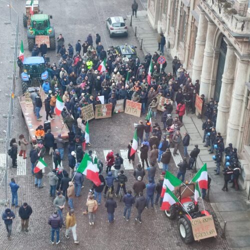 La protesta degli agricoltori fin sotto la Prefettura [FOTO]