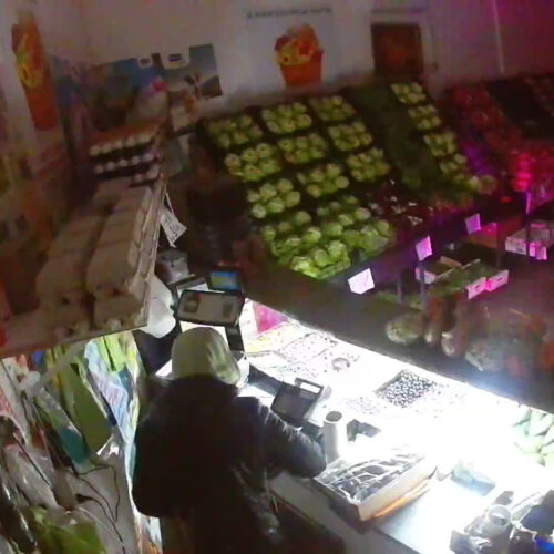 Sottratti mille euro di merce in un negozio di frutta e verdura ad Alessandria: “Il sesto furto in tre mesi”
