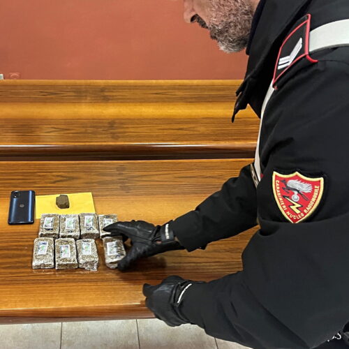 Sorpreso con alcuni grammi di hashish svela ai Carabinieri il nascondiglio dei restanti 8 panetti