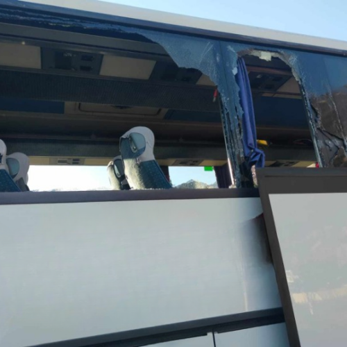Scontro in autostrada per il pullman dello Sci Club Alessandria: una persona ferita, vetri rotti e tanta paura