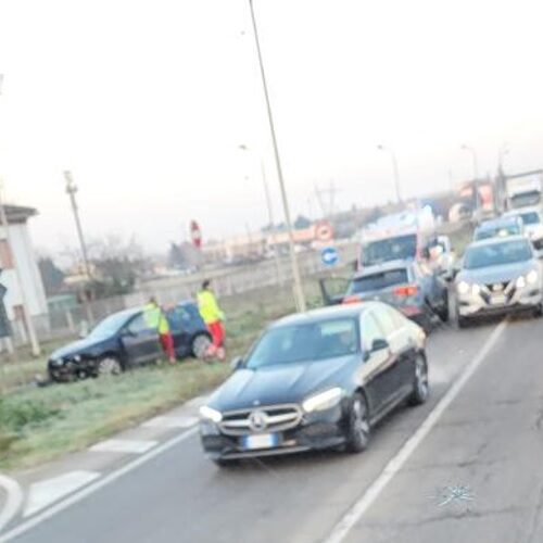Scontro tra due auto lungo la statale a Spinetta