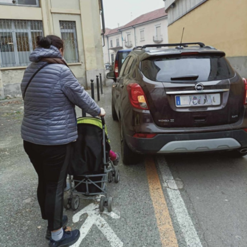 Altri parcheggi selvaggi davanti all’Ospedale di Alessandria: la segnalazione di una cittadina