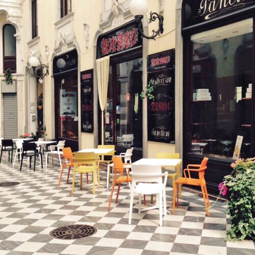 Alessandria perde un altro luogo storico: chiude la pasticceria Bonadeo