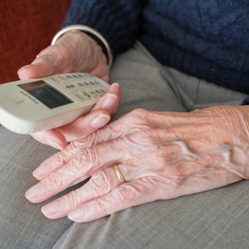 Truffe agli anziani: “Chiesti a mia nonna oro e 15 mila euro perché dovevo fare un vaccino urgente”