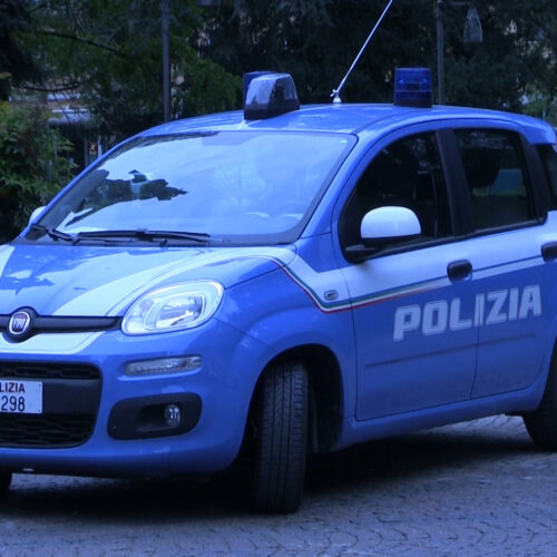 Donna presa a calci e rapinata ai giardini della stazione di Alessandria: arrestati due minorenni