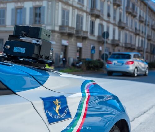 In un’auto noleggiata e non restituita aveva delle borse da donna, gioielli e 2 mila euro: denunciato