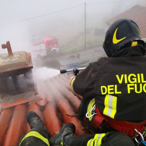 I Vigili del Fuoco spengono l’incendio di una canna fumaria a Tortona