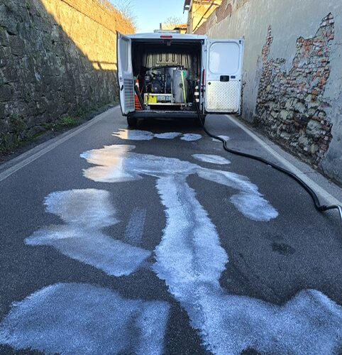 Auto finisce contro un muro lungo via Garibaldi a Serravalle Scrivia. Riaperto il tratto di strada
