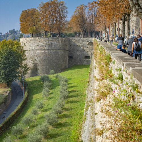 A spasso tra i Patrimoni Unesco. La suggestiva passeggiata lungo le Mura Venete di Bergamo
