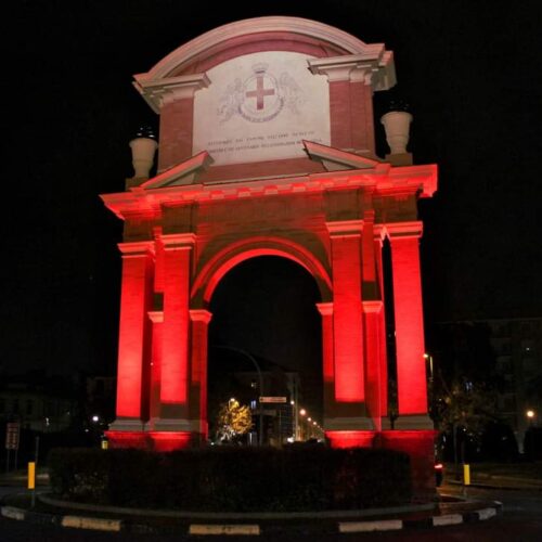 L’arco di via Dante illuminato di rosso per il Capodanno cinese
