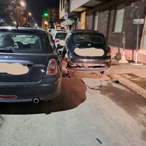 Sbatte contro auto in sosta in corso Romita poi aggredisce i vigili