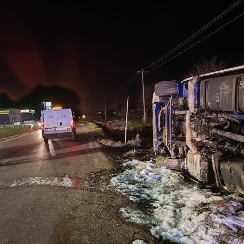 Autocisterna ribaltata a Castelceriolo: strada chiusa ancora per diverse ore