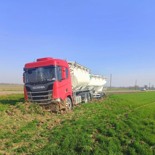 Mezzo pesante fuori strada a Pontecurone: provinciale chiusa