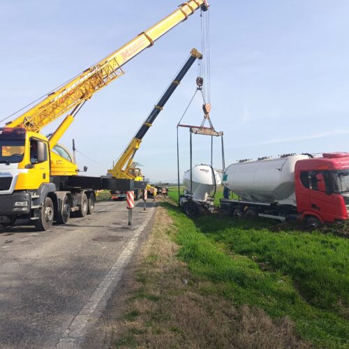 Rimosso il mezzo pesante fuori strada: riaperta provinciale a Pontecurone