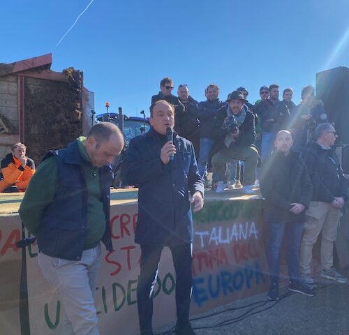 Cirio al presidio degli agricoltori: “Faremo subito quello che può fare il Piemonte ma per il grande cambiamento dobbiamo restare uniti”  