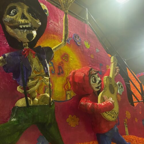 Il carro un “poco loco” di Sezzadio pronto per il Carnevale al quartiere Cristo di Alessandria