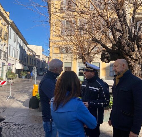 Riordino degli arredi urbani in via San Lorenzo. E in attesa delle palme si tracciano anche nuovi stalli per il carico e scarico