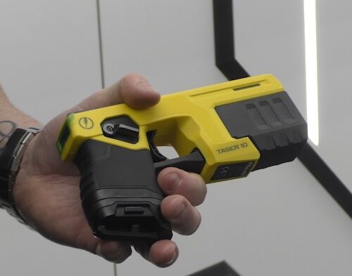 I modelli di ultima generazione convincono l’assessore Mazzoni. Alessandria pronta a dotare la Polizia Locale dei taser