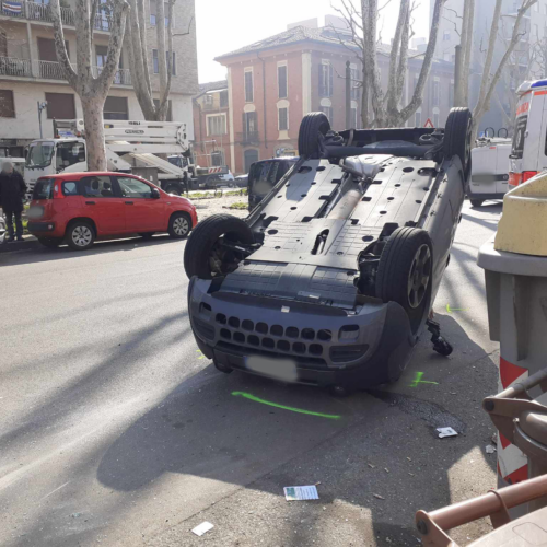 Incidente all’incrocio di Spalto Marengo: un’auto ribaltata